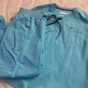 Fabletics Scrub Set in Seaside